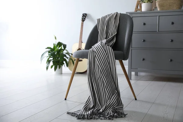 内饰柔软格子布的椅子 — 图库照片