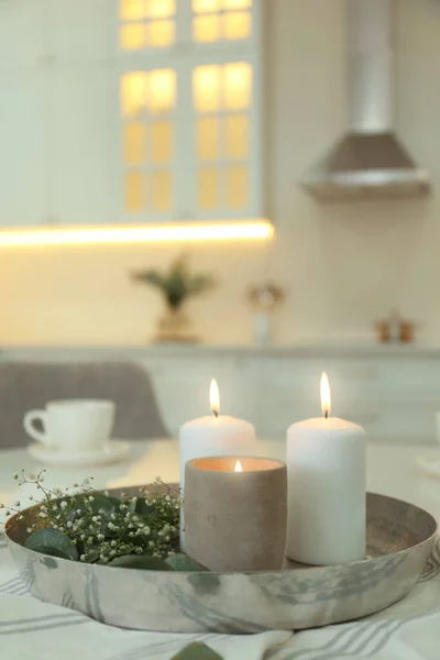 Schöne Eukalyptuszweige Blumen Und Brennende Kerzen Auf Serviette Der Küche — Stockfoto