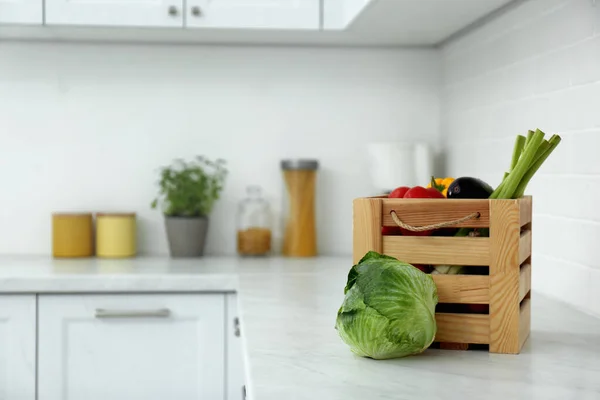 Modern Mutfakta Tezgahta Farklı Taze Sebzeler Var Metin Için Boşluk — Stok fotoğraf