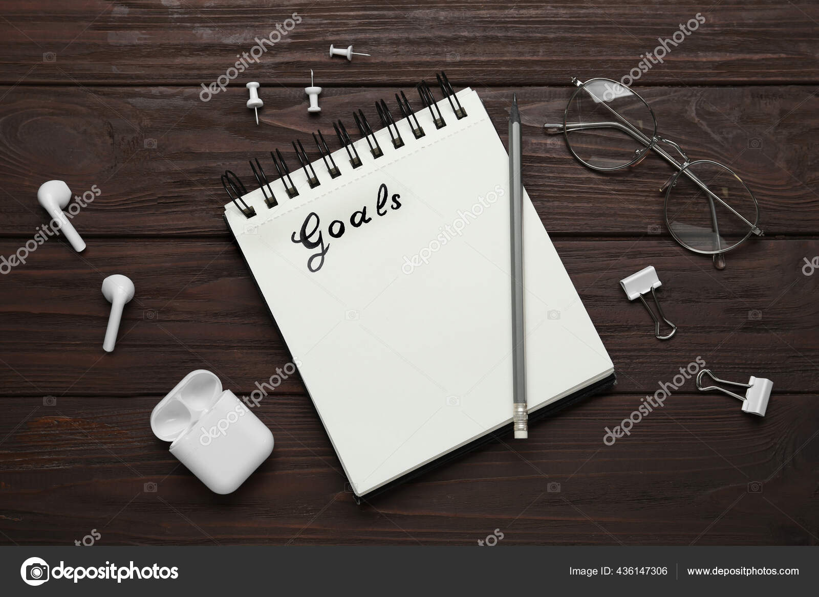 Buku Catatan Dengan Daftar Tujuan Earphone Kacamata Dan Alat Tulis