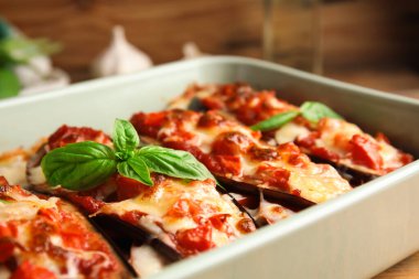 Fırında patlıcan, domates, peynir ve fesleğen, yakın plan.