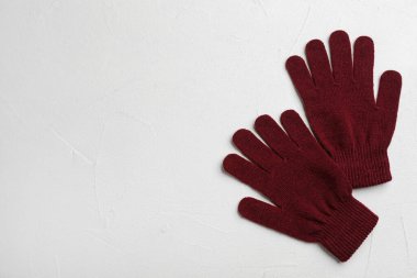 Beyaz arka planda şık eldivenler, düz yatış. Metin için boşluk