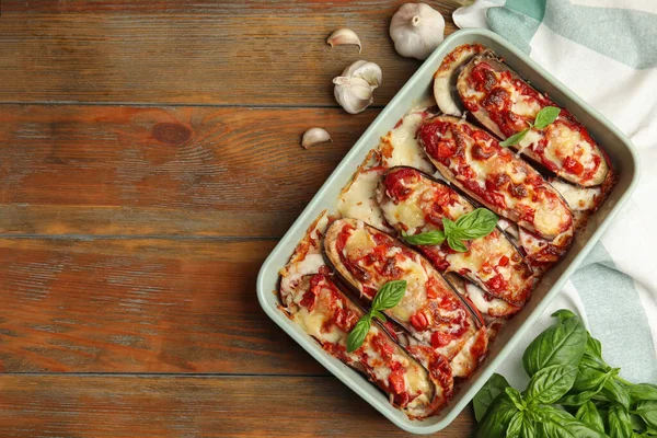 Berinjela Assada Com Tomates Queijo Manjericão Louça Mesa Madeira Leigos — Fotografia de Stock