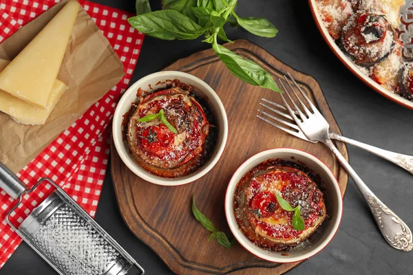 Melanzane Forno Con Pomodori Formaggio Basilico Servite Tavola Nera Stesa — Foto Stock