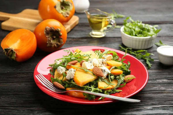 Deliciosa Ensalada Caqui Con Queso Azul Rúcula Sobre Mesa Madera — Foto de Stock