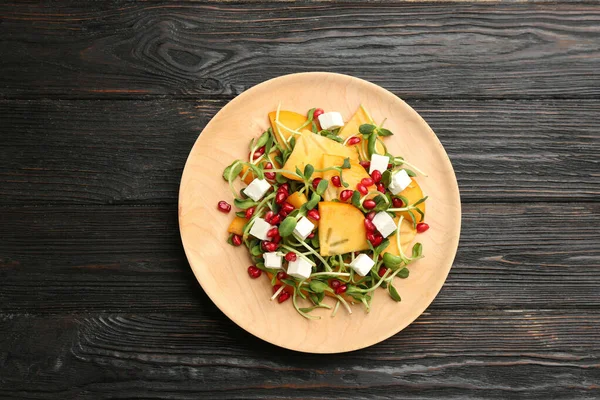 Heerlijke Persimmon Salade Met Granaatappel Feta Kaas Houten Tafel Bovenaanzicht — Stockfoto