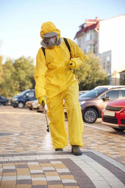 Persona Traje Materiales Peligrosos Desinfectando Calle Con Rociador Tratamiento Superficial —  Fotos de Stock