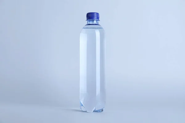 Plastikflasche Mit Wasser Auf Weißem Hintergrund — Stockfoto