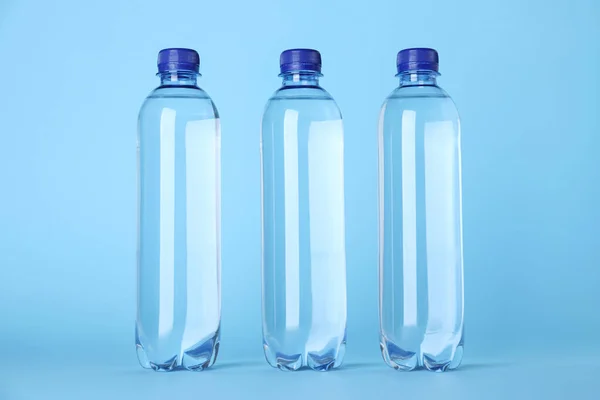 Μπουκαλάκια Πλαστικά Νερό Γαλάζιο Φόντο — Φωτογραφία Αρχείου