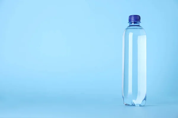 Plastikflasche Mit Wasser Auf Hellblauem Hintergrund Platz Für Text — Stockfoto