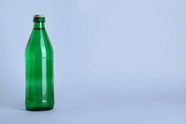 Botella Vidrio Con Agua Sobre Fondo Gris Claro Espacio Para — Foto de Stock