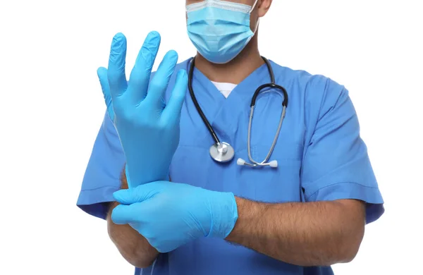 Dokter Beschermende Masker Zetten Medische Handschoenen Tegen Witte Achtergrond Close — Stockfoto