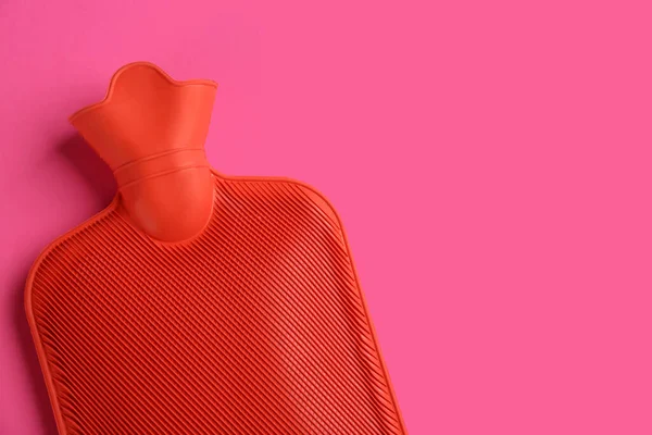 Rote Gummi Wärmflasche Auf Rosa Hintergrund Draufsicht Raum Für Text — Stockfoto
