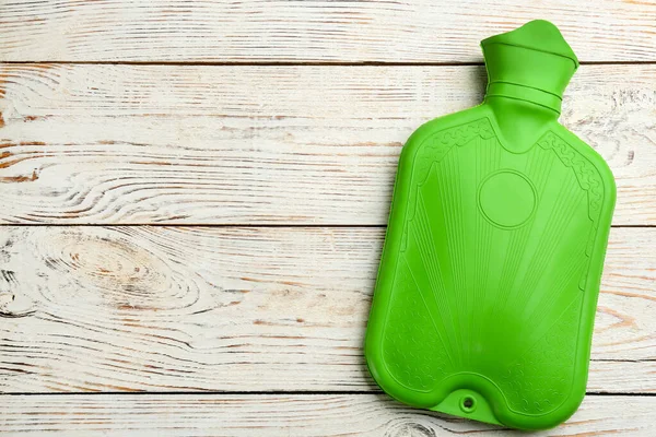 Πράσινο Πλαστικό Μπουκάλι Ζεστό Νερό Λευκό Ξύλινο Φόντο Πάνω Όψη — Φωτογραφία Αρχείου