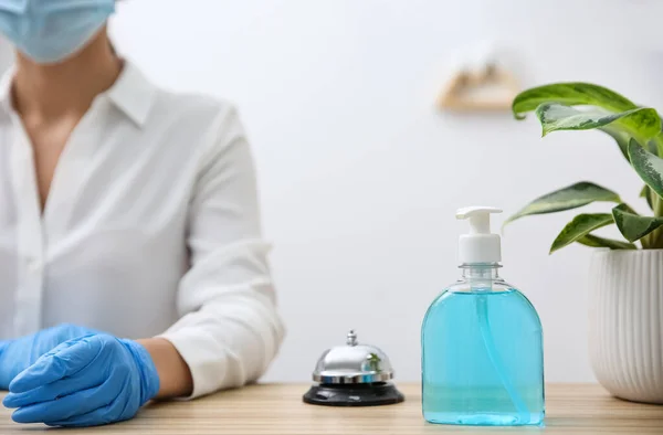 Recepcionista Encimera Hotel Centran Botella Del Dispensador Con Gel Antiséptico — Foto de Stock