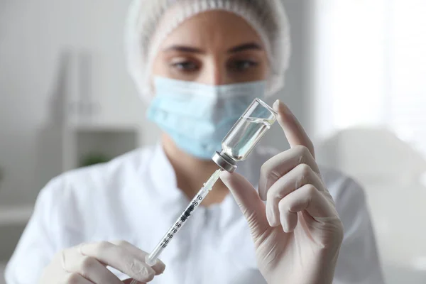 Läkaren Fyller Sprutan Med Medicin Kliniken Fokusera Händerna Vaccination Och — Stockfoto