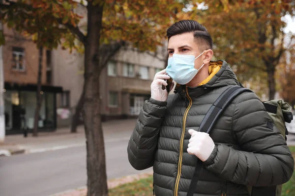 Человек Медицинской Маске Перчатках Разговаривает Телефону Время Прогулки Личная Защита — стоковое фото