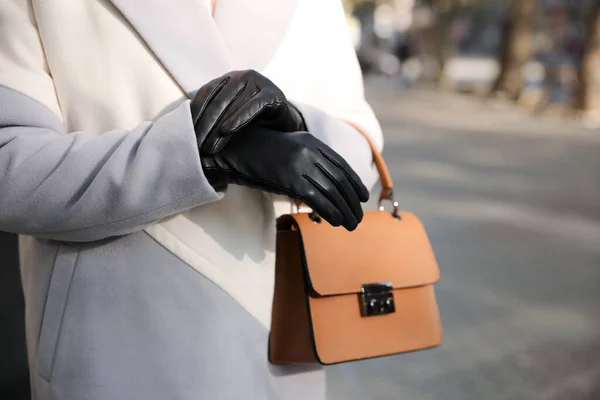 Γυναίκα Δερμάτινα Γάντια Και Κομψή Τσάντα Στο Δρόμο Της Πόλης — Φωτογραφία Αρχείου