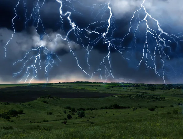 Dark Cloudy Sky Lightnings Picturesque Thunderstorm Field — Stock Photo, Image