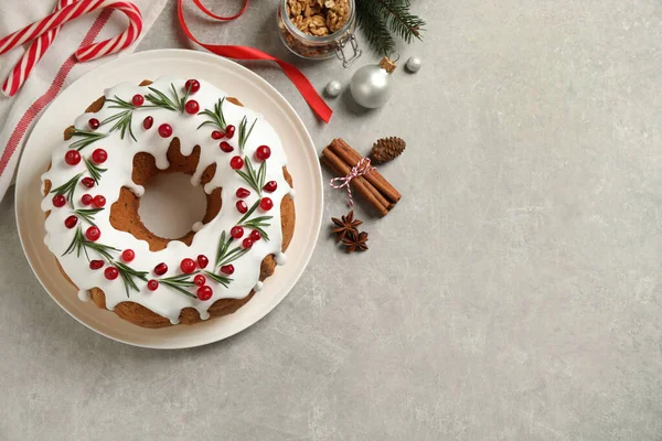 Flache Liegekomposition Mit Traditionellem Weihnachtskuchen Und Dekorationen Auf Hellgrauem Tisch — Stockfoto