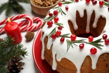 Geleneksel ev yapımı Noel pastası beyaz masada, yakın plan.