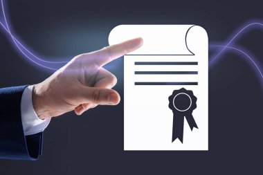 Çevrimiçi öğrenme kavramı. Sanal ekranda diploma illüstrasyonuna dokunan adam, yakın plan