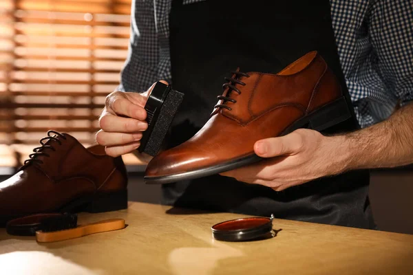 Maître Occupant Des Chaussures Dans Son Atelier Gros Plan — Photo