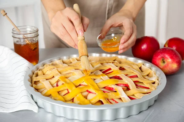 Vrouw Die Vloeibaar Aanbrengt Traditionele Engelse Appeltaart Met Borstel Aan — Stockfoto