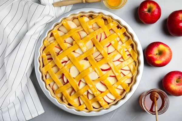 Pai Apel Inggris Tradisional Mentah Dalam Baking Dish Meja Abu — Stok Foto