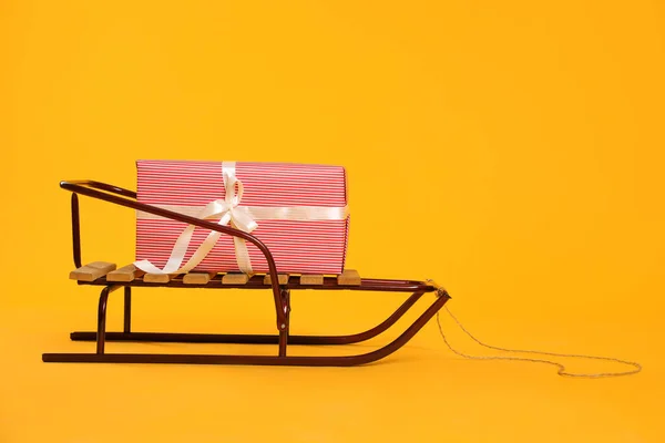 Elegante Trineo Con Regalo Navidad Sobre Fondo Amarillo Espacio Para — Foto de Stock