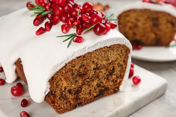 Traditionell Klassisk Julkaka Dekorerad Med Tranbär Granatäpple Frön Och Rosmarin — Stockfoto