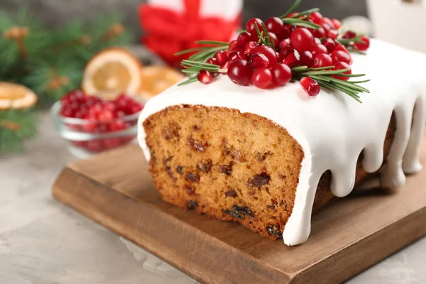 Traditional Classic Christmas Cake Decorated Cranberries Pomegranate Seeds Rosemary Table — Stock Photo, Image