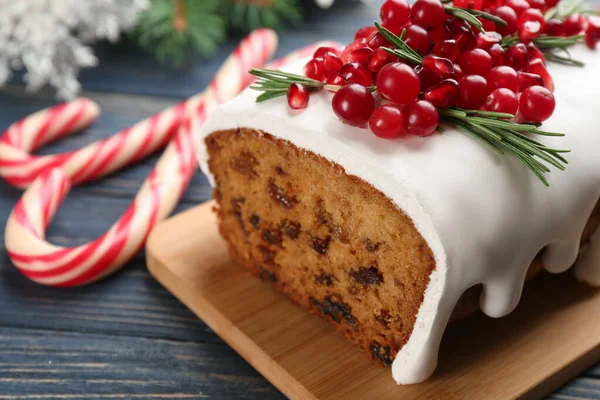 Traditionell Klassisk Julkaka Dekorerad Med Tranbär Granatäpple Frön Och Rosmarin — Stockfoto