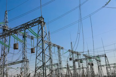 Güneşli bir günde modern elektrik santrali, düşük açılı görüş