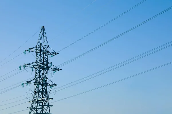 晴れた日の青空に対する高電圧タワー — ストック写真