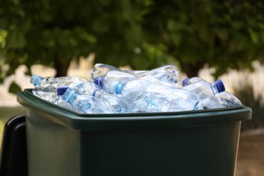 Çoğu açık havada plastik şişeler kullanırdı, yakın plan. Geri dönüşüm sorunu