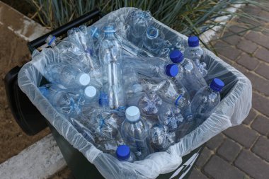 Çoğu açık havada çöp kutusunda plastik şişe kullanırdı. Geri dönüşüm sorunu