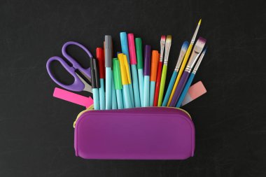 Tahtada farklı okul kağıtları olan düz kompozisyon. Okula geri dön.