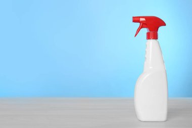 Işık masasında bir şişe temizlik malzemesi. Metin için boşluk