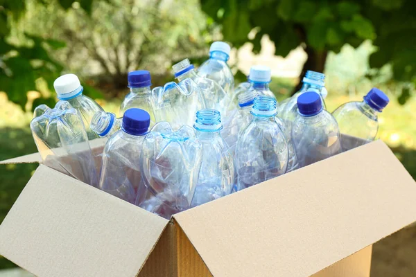 Caja Cartón Con Botellas Plástico Usadas Aire Libre Concepto Reciclaje — Foto de Stock