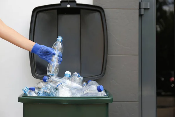 Vrouw Handschoenen Zet Gebruikte Plastic Fles Vuilnisbak Buiten Close Recyclingprobleem — Stockfoto