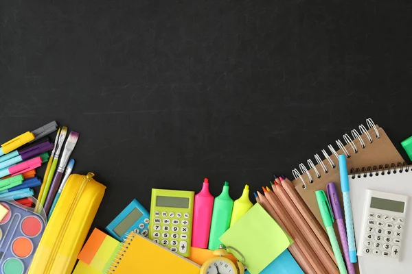 Platte Lay Compositie Met Verschillende Schoolbriefpapier Schoolbord Ruimte Voor Tekst — Stockfoto