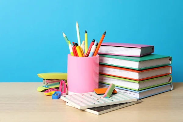 Composição Com Diferentes Artigos Papelaria Escolar Mesa Madeira Contra Fundo — Fotografia de Stock