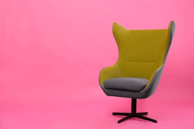 Pembe arka planda rahat ofis koltuğu, metin için boşluk