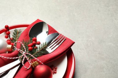 Açık gri arka planda güzel bir Noel masası. Metin için boşluk