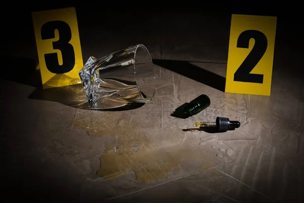 Crime Scene Markers Bewijzen Grijze Stenen Tafel — Stockfoto