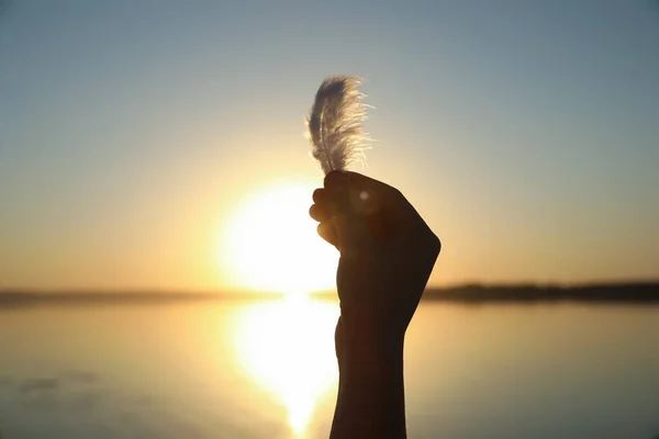 Vrouw Met Veren Buiten Bij Zonsondergang Close Genezingsconcept — Stockfoto