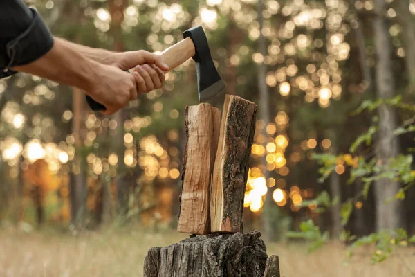 Hombre Dividiendo Leña Con Hacha Bosque Primer Plano — Foto de Stock