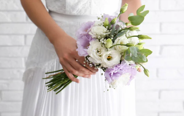 Sposa Tenendo Bel Bouquet Con Fiori Eustoma Vicino Muro Mattoni — Foto Stock