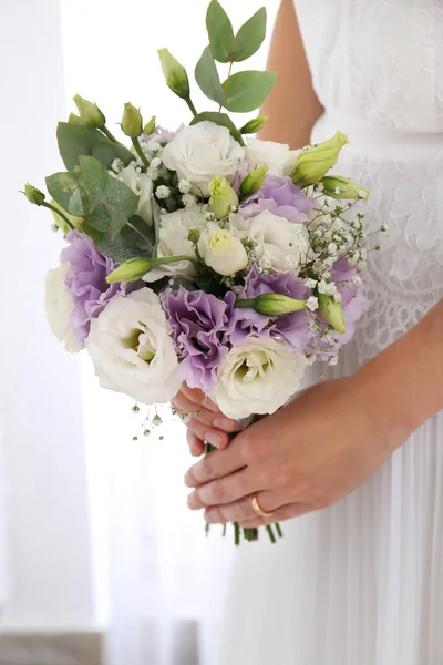 Novia Sosteniendo Hermoso Ramo Con Flores Eustoma Interior Primer Plano — Foto de Stock